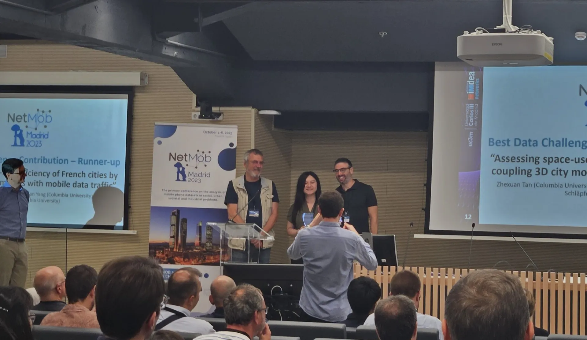 Yuehan Yang receiving the runner-up award at the Netmob conference.